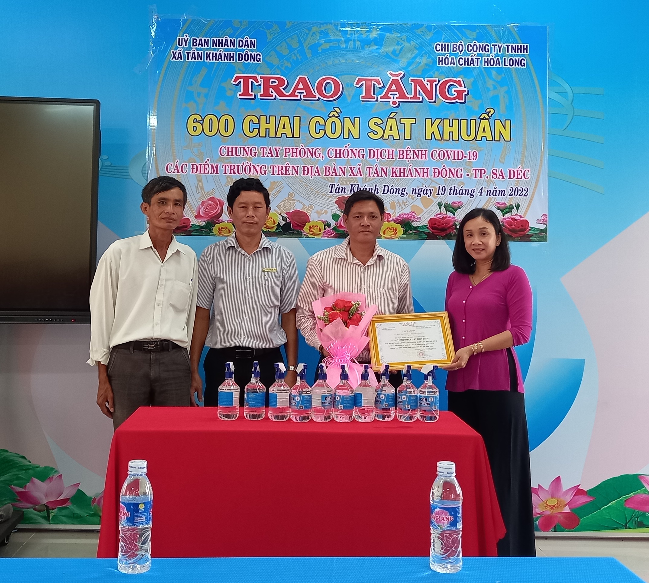 Trao tặng Cồn Ethanol 70 độ cho các Trường học tại xã Tân Khánh Đông, Thành phố Sa Đéc, tỉnh Đồng Tháp