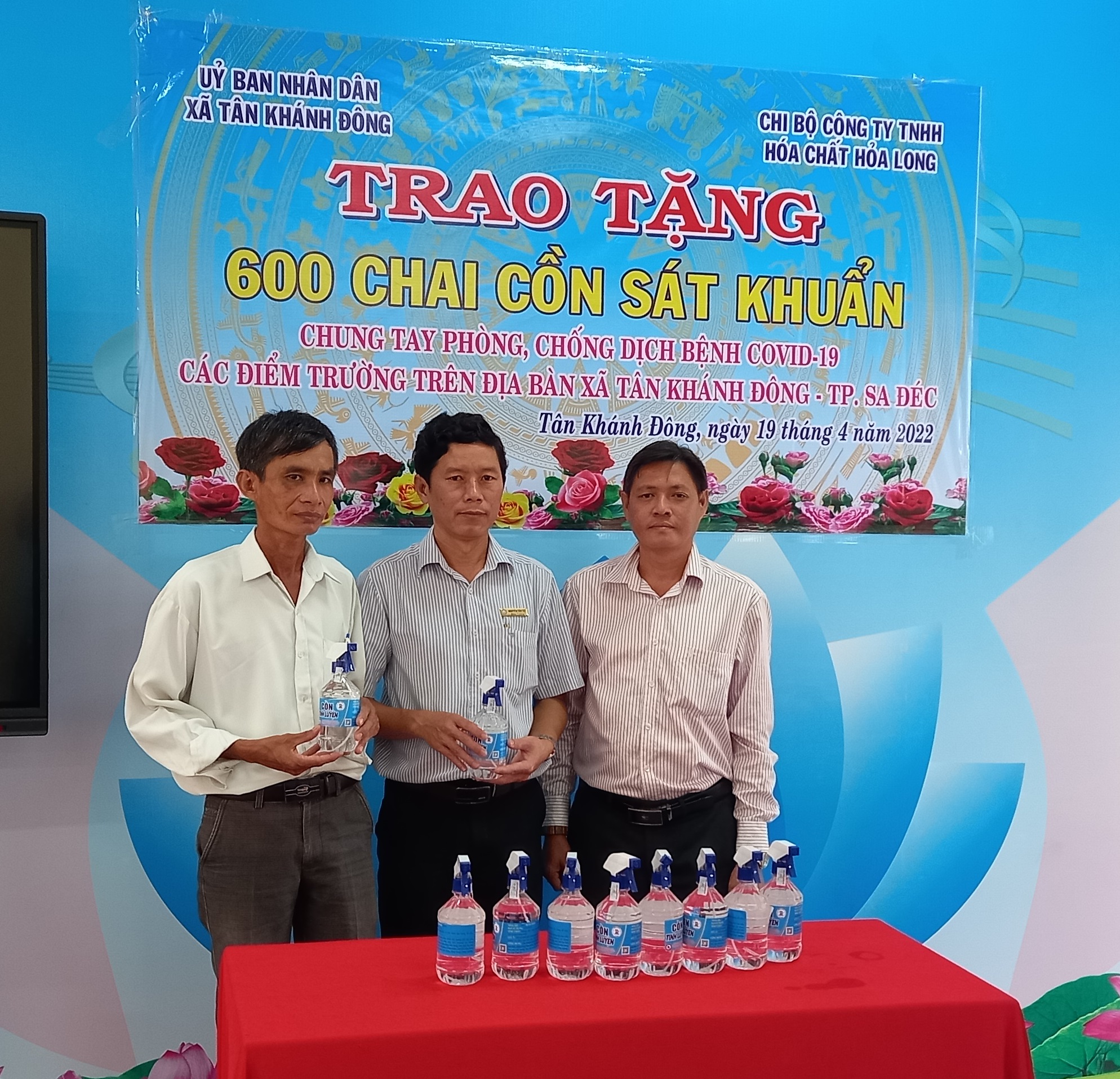 Trao tặng Cồn Ethanol 70 độ cho các Trường học tại xã Tân Khánh Đông, Thành phố Sa Đéc, tỉnh Đồng Tháp