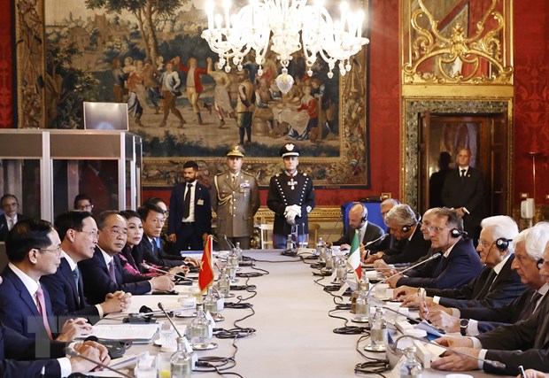 Tổng thống Italy Sergio Mattarella đón Chủ tịch nước Võ Văn Thưởng. (Ảnh: Thống Nhất/TTXVN)